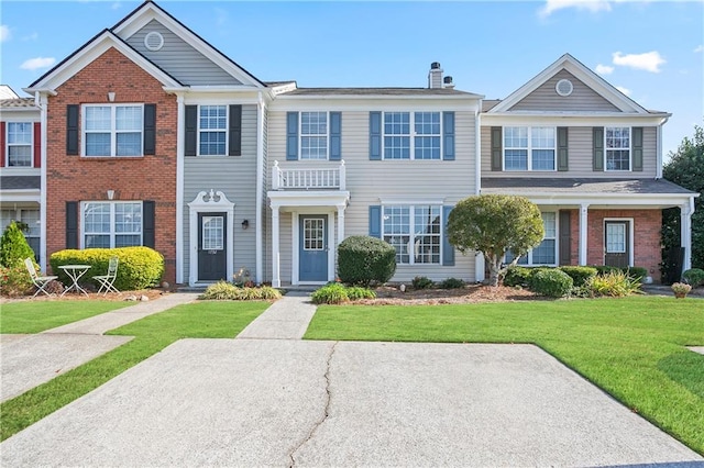 view of front of home featuring a front yard