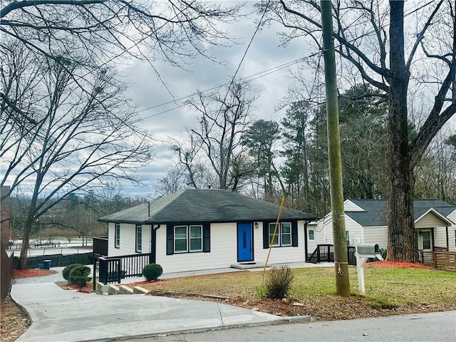 view of front of home with driveway and a front yard