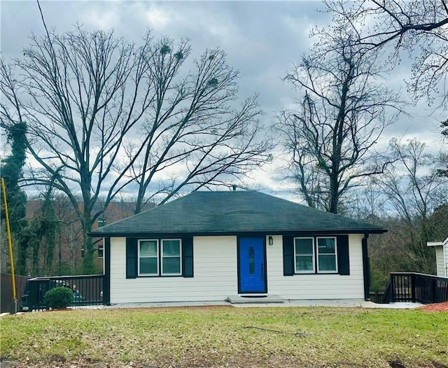 view of front of property with a front yard