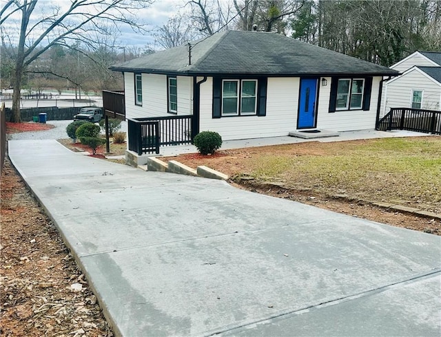 view of front facade featuring a front yard