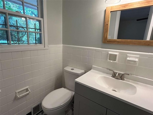 779 Casplan St SW, Atlanta, GA 30310 - bathroom featuring toilet, visible vents, and tile walls