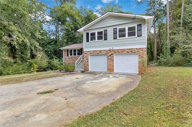 view of front facade featuring a garage and a front lawn