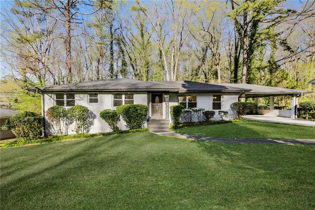 view of front of home featuring a carport and a front lawn