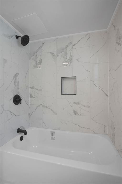 bathroom with tiled shower / bath combo