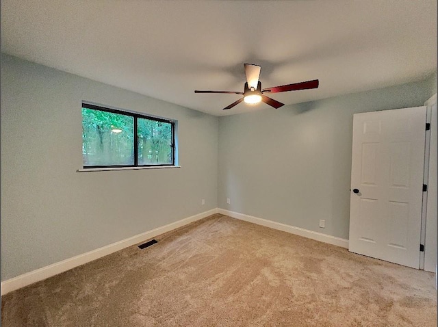 carpeted empty room featuring ceiling fan