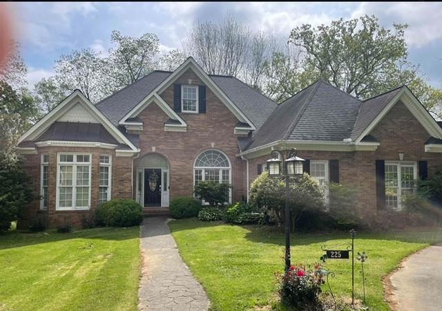 view of front of property featuring a front lawn