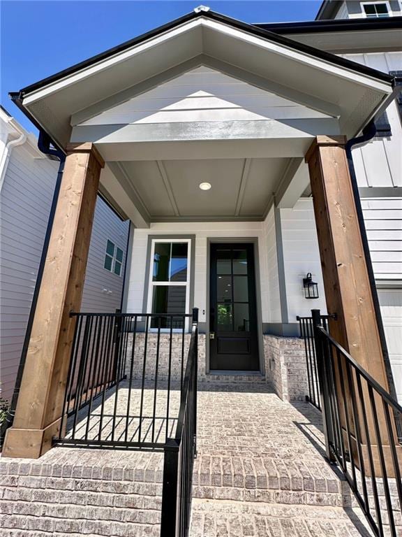 entrance to property featuring a porch