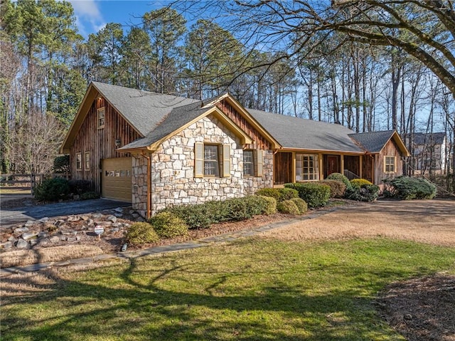 view of front of house featuring a garage and a front yard