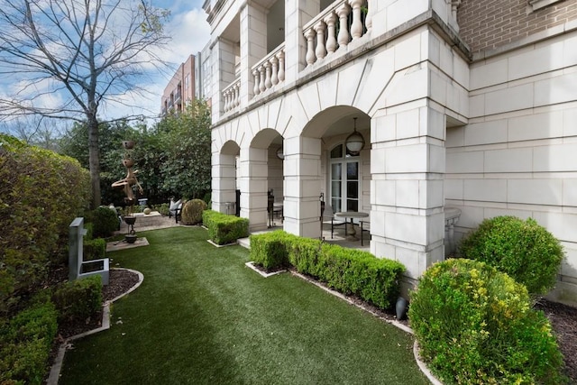 view of yard featuring a balcony