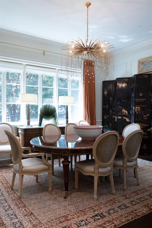 dining area featuring crown molding and a notable chandelier