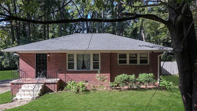 ranch-style home featuring a front lawn