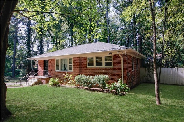 view of front of home featuring a front yard