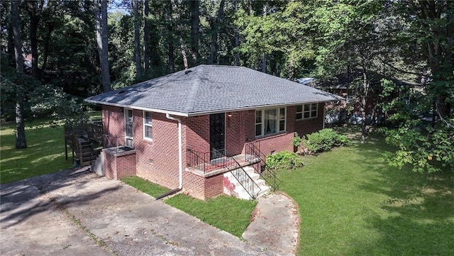 view of front facade with a front lawn