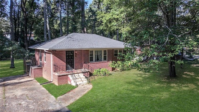 view of front facade with a front lawn