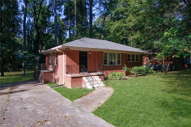 single story home with a front lawn