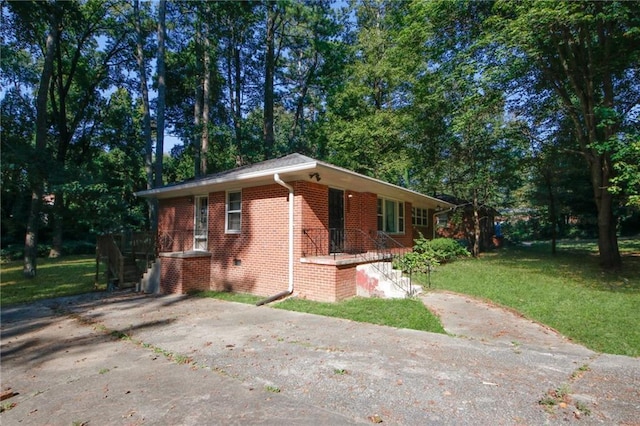 view of front of house featuring a front yard