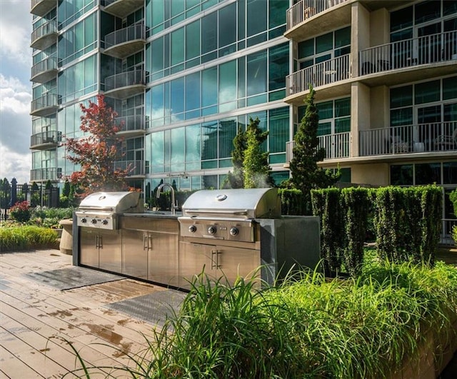 943 Peachtree St NE Unit 1518, Atlanta, GA 30309 - view of patio / terrace with a sink