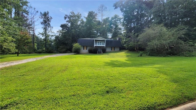 view of front of property featuring a front yard