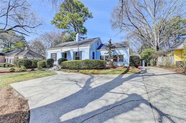 view of front of property featuring concrete driveway