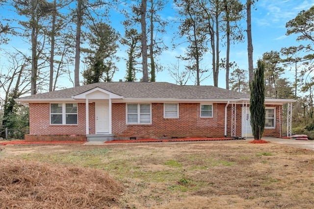 ranch-style home featuring a front lawn