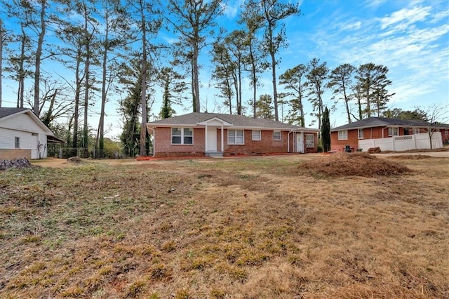 ranch-style home featuring a front lawn