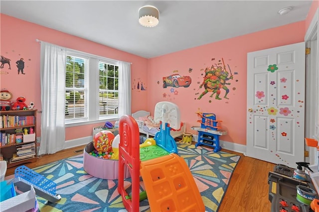 511 Robinson Ave SE, Atlanta, GA 30315 - playroom with wood finished floors and baseboards