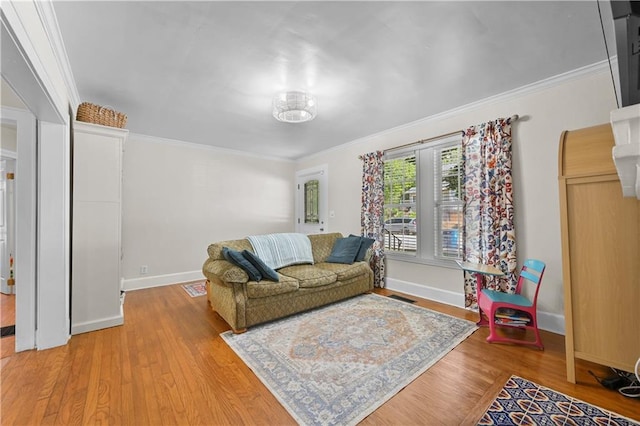 511 Robinson Ave SE, Atlanta, GA 30315 - living area featuring light wood-type flooring, crown molding, and baseboards