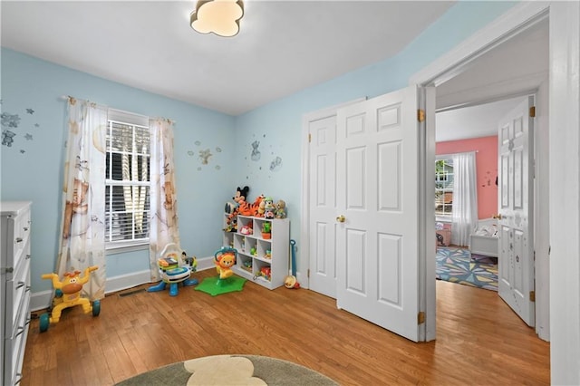 511 Robinson Ave SE, Atlanta, GA 30315 - recreation room featuring light wood-type flooring and baseboards