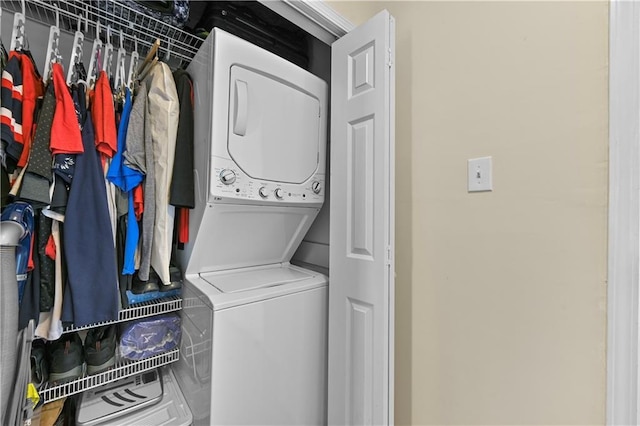 511 Robinson Ave SE, Atlanta, GA 30315 - laundry area featuring stacked washer / dryer