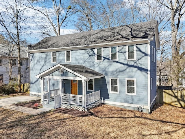 view of front facade featuring a front yard and covered porch