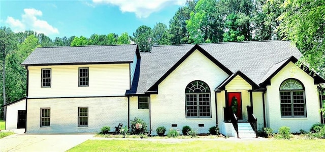 view of front of house featuring a front lawn