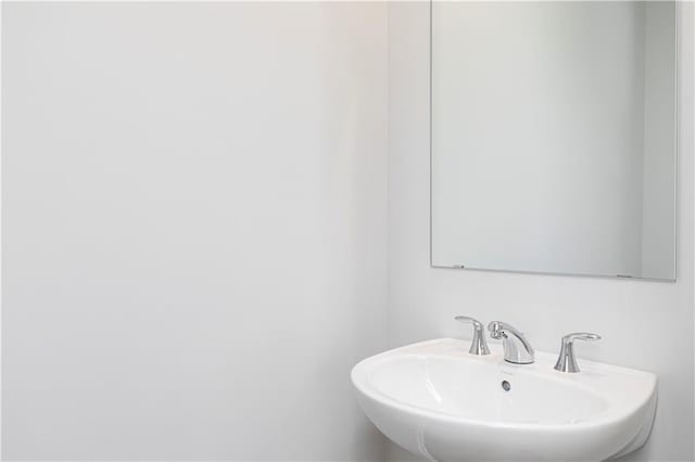 bathroom featuring a sink