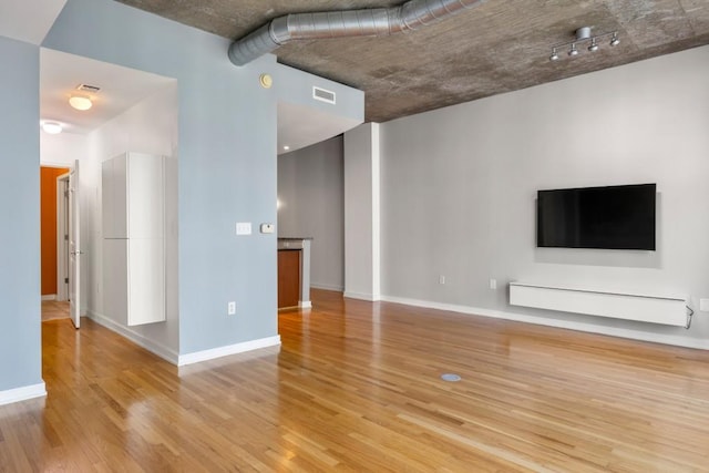 943 Peachtree St NE Unit 1109, Atlanta, GA 30309 - unfurnished living room featuring light wood-type flooring and a baseboard radiator