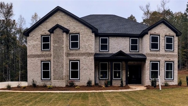 view of front facade featuring a front lawn