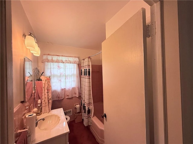 full bathroom featuring shower / bath combo with shower curtain, vanity, toilet, and lofted ceiling