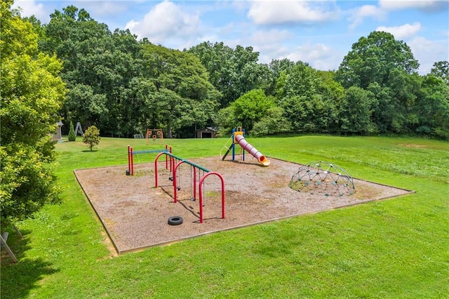 108 Lake Point Ct, Jefferson, GA 30549 - surrounding community with a lawn