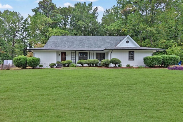 ranch-style home with a front yard