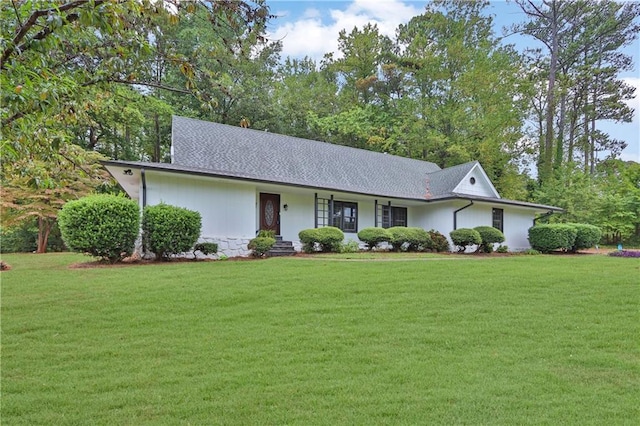 ranch-style home featuring a front lawn