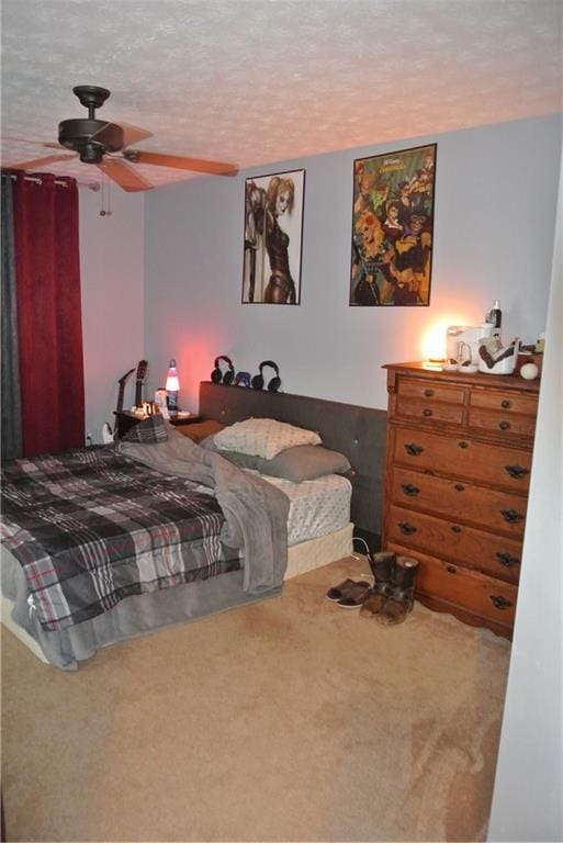 bedroom with ceiling fan, a textured ceiling, and carpet flooring