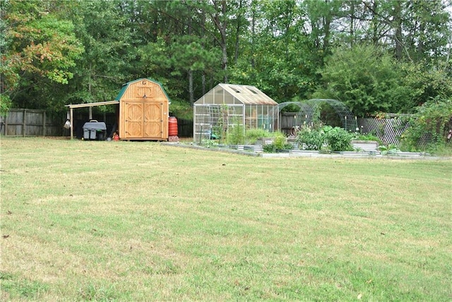 view of yard with a storage unit