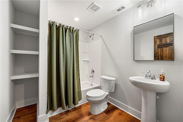 bathroom with hardwood / wood-style flooring, toilet, built in shelves, and shower / bath combo with shower curtain