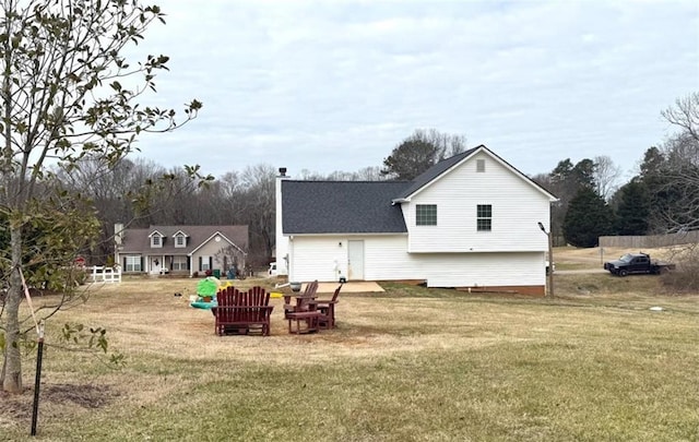 back of house featuring a lawn