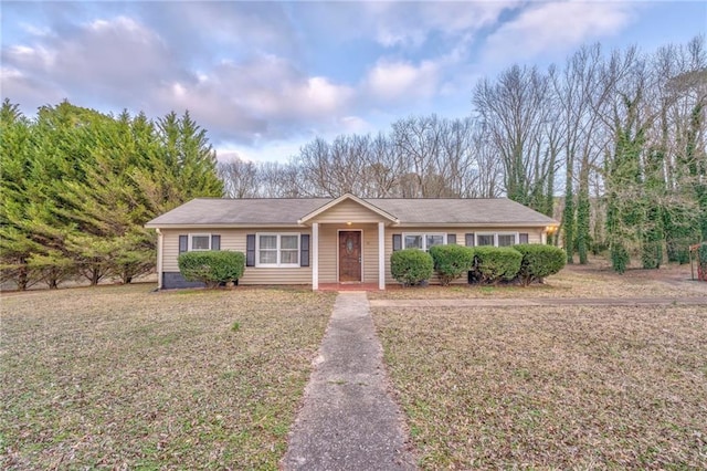 single story home featuring a front lawn