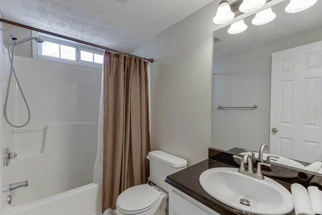 41 Pebble Ct, Hoschton, GA 30548 - full bath with toilet, shower / tub combo with curtain, vanity, and a textured ceiling