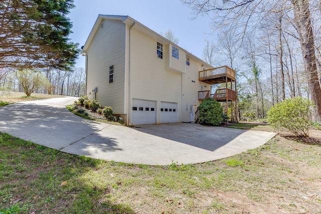 41 Pebble Ct, Hoschton, GA 30548 - view of side of home featuring a balcony, driveway, and a garage