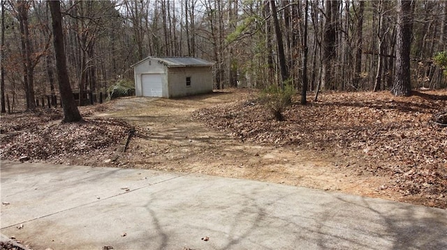 view of yard featuring an outbuilding and a garage