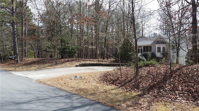 view of yard featuring aphalt driveway