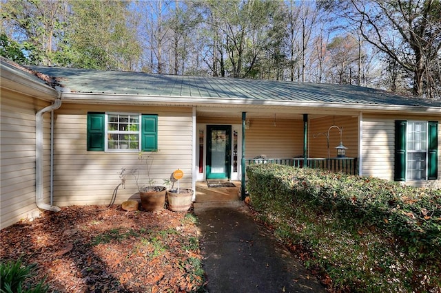 doorway to property with covered porch