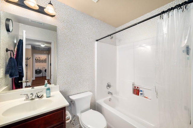 full bathroom featuring visible vents, washer and clothes dryer, toilet, and wallpapered walls