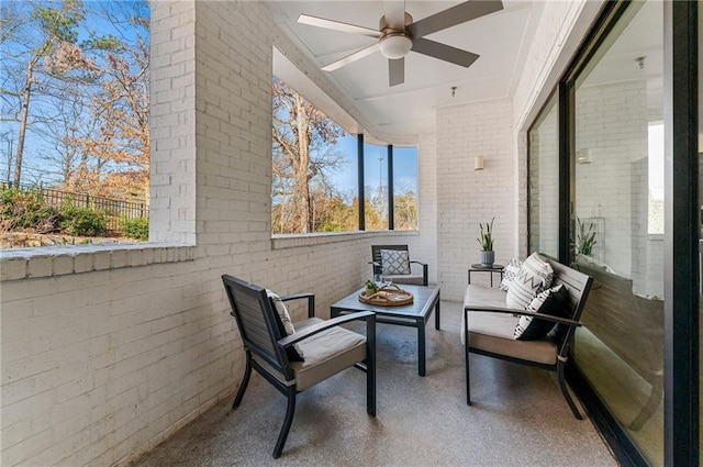 sunroom with ceiling fan